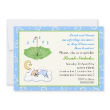 Niedlicher schlafender Junge, der blau und grün st