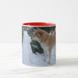 niedlicher Schneehund akita küsst Schneemann Tasse