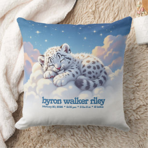 Niedlicher Schneeleoparden-Asleep auf Wolken Natal Kissen