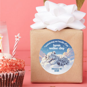 Niedlicher Schneeleopardenschlauch auf Wolkendusch Runder Aufkleber