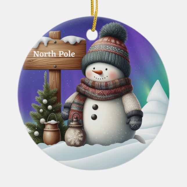 Niedlicher Schneemann am Nordpol mit Nordlichter Keramik Ornament (Vorne)