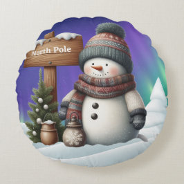 Niedlicher Schneemann am Nordpol mit Nordlichter Rundes Kissen