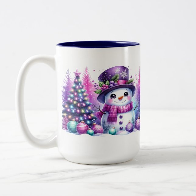 Niedlicher Schneemann umgeben von Weihnachtsbäumen Zweifarbige Tasse (Links)
