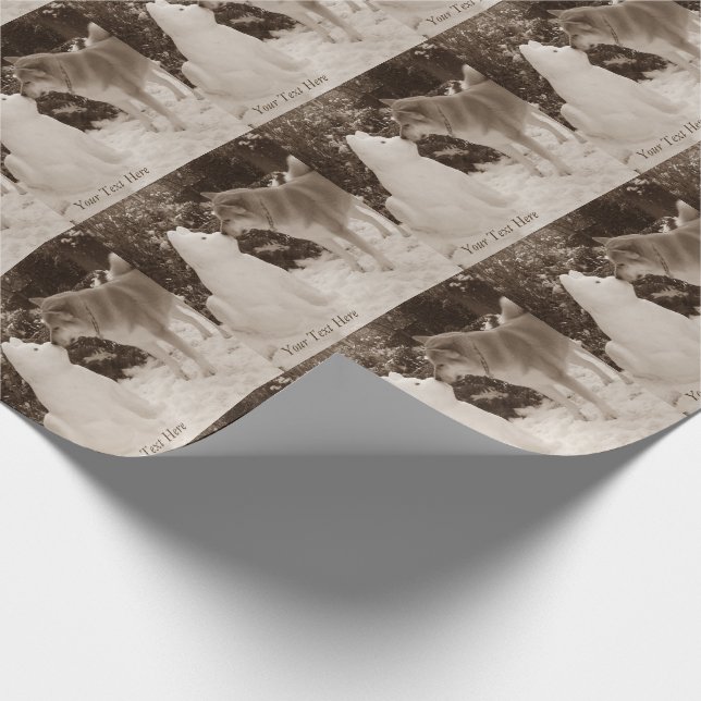 niedlicher Schneemannshund akita küsst Geschenkpapier (Ecke)