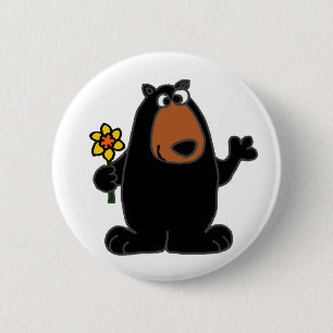 Niedlicher schwarzer Bär mit Narzissen-Cartoon Button