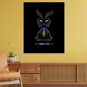 Niedlicher schwarzer Hase mit Chakra-Regenbogensee Poster