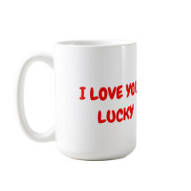 Niedlicher schwarzer Hund mit rotem Kollar im Cart