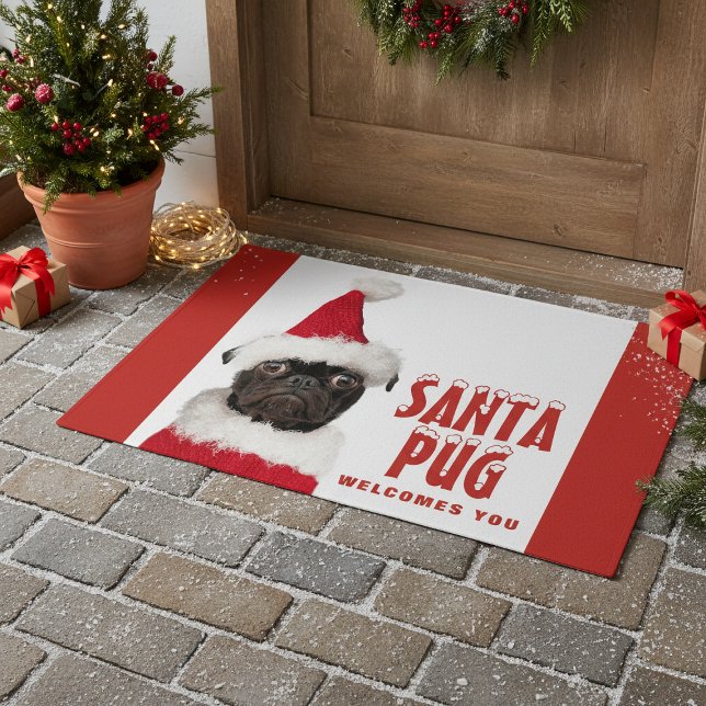 Niedlicher Schwarzer Mops in der Weihnachtsmannmüt Fußmatte (Von Creator hochgeladen)