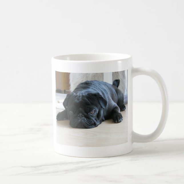 Niedlicher Schwarzer Mops Schlafen Kaffeetasse (Rechts)