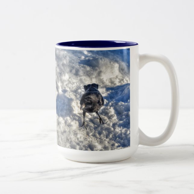Niedlicher Schwarzer Rabe im Schnee-Foto Zweifarbige Tasse (Rechts)