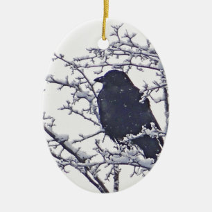 Niedlicher schwarzer Vogel in den schneebedeckten Keramik Ornament