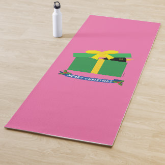 Niedlicher Schwarzvogel, der aus einer Geschenkbox Yogamatte