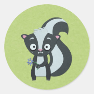 Niedlicher Skunk mit Blume auf Green Runder Aufkleber