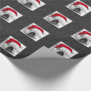 Niedlicher Sleepy White Bulldog in einer Weihnacht Geschenkpapier