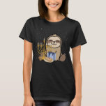 Niedlicher Sloth Hanukka Chanukah mit jüdischer Me T-Shirt<br><div class="desc">Niedlicher Sloth Hanukka Chanukah mit jüdischer Menorah</div>