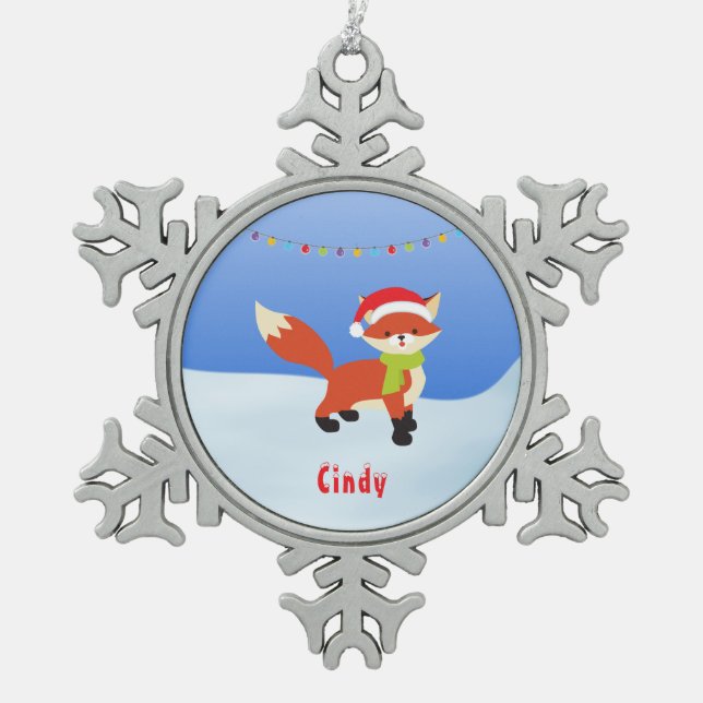Niedlicher Snowy Fox in der Weihnachtsmannmütze Schneeflocken Zinn-Ornament (Vorderseite)