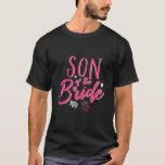Niedlicher Sohn des Bride Pink-Kalligraphie-Drehbu T-Shirt<br><div class="desc">Vintage kalligraphische Skript-Schriftart-Design für Verlobungsfeier, Probe-Dinner, Brautparty oder Junggeselinnen-Abschied. Matching Hochzeitsartikel für die Braut, ihre Familie und Freunde. Helle Rosa Farbe für einen lustigen Abend mit Braut, Trauzeugin, Brautjungfrau, besten Freunden und der ganzen Hochzeitsfeier Crew. Feiern Sie, verlobt zu sein und mit dieser niedlichen Blume und Diamantring Doodle zu heiraten....</div>