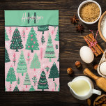 Niedlicher Spaß Rosa und grüne Weihnachtsbaummuste Geschirrtuch<br><div class="desc">Das Küchentuch im Weihnachtsstil hat einen weichen rosa Hintergrund mit Retro-Weihnachtsbäumen in verschiedenen Grüntönen, verstreut in einem sich wiederholenden Muster. Die Bäume sind in einfachen dreieckigen Formen mit subtilen rosa Ziergegenständen und Sternspitzen gehalten. Das Handtuch wird von einem mit Süßkarren gestreiften Rahmen in sanftem Rosa und Grün umrahmt und verleiht...</div>