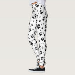 Niedlicher Spaß Schwarzweiß-Weiß-Druck Leggings<br><div class="desc">Diese lustigen Leggings sind perfekt für Hunde- und Katzenliebhaber. Sie zeichnen sich durch ein niedliches Muster aus,  in dem schwarze Pfoten auf weißem Hintergrund verstreut gedruckt werden. Fun whimsical Design ist perfekt für Haustier-Eltern und Tierfreunde.</div>