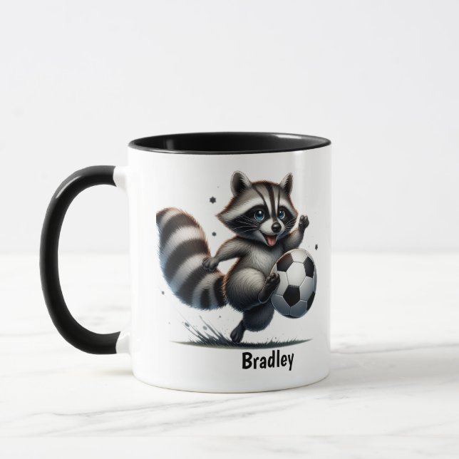Niedlicher Spaß Tier Spaß Raccoon spielen Fußball Tasse (Links)
