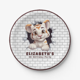 Niedlicher Spaß Tiger Cub Pinkeln aus dunkelbraune Pappteller