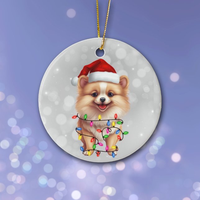 Niedlicher Spitz Hund in Weihnachtsbeleuchtung umm Keramik Ornament (Von Creator hochgeladen)