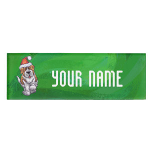 Niedlicher St. Bernard in Weihnachtsmannmütze auf Namenschild
