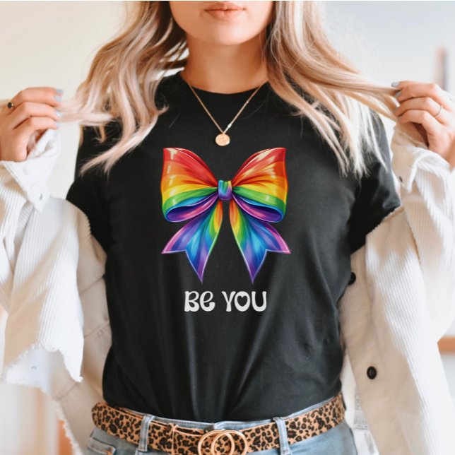 Niedlicher Stolz - Sei Du & Rainbow Coquette Bow T-Shirt (Von Creator hochgeladen)