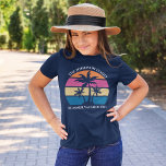 Niedlicher Strandurlaub Tropical Palm Tree Custom  T-Shirt<br><div class="desc">Dieser niedliche T - Shirt mit tropischen Palmen ist ideal für einen Sommerurlaub oder einen unterhaltsamen Ausflug mit der Familie. Personalisieren Sie ein Set individueller T - Shirt für Ihre Gruppenreise zum Strand oder einer Wiedersehen.</div>