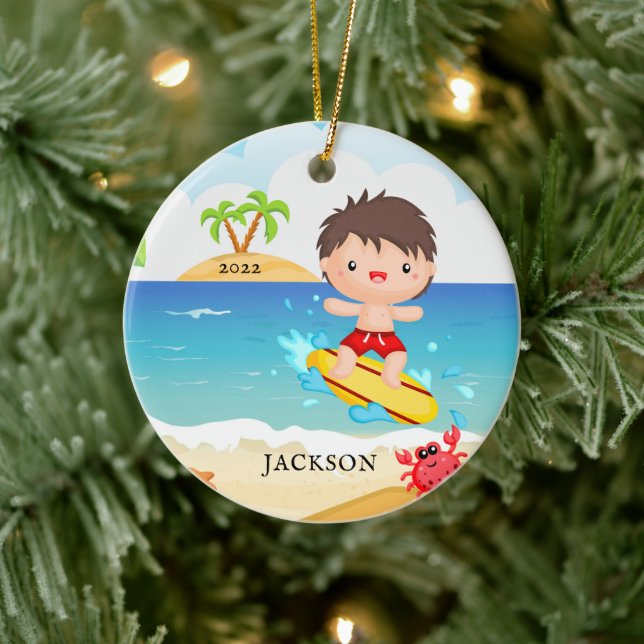 Niedlicher Surfer Boy Personalisiert Weihnachten Keramik Ornament (Baum)