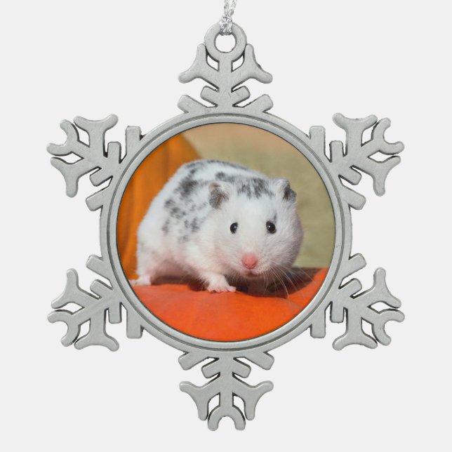 Niedlicher syrischer Hamster-weißes schwarzes Schneeflocken Zinn-Ornament (Vorderseite)