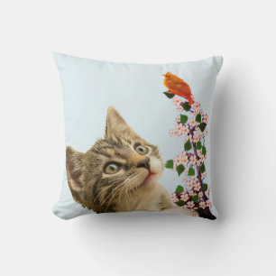 Niedlicher Tabby Cat & Little Bird auf Light Blue Kissen