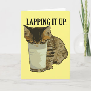 Niedlicher Tabby, der Milch aus einem Glas trinkt Karte