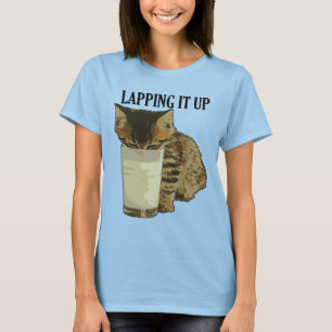 Niedlicher Tabby, der Milch aus einem Glas trinkt T-Shirt