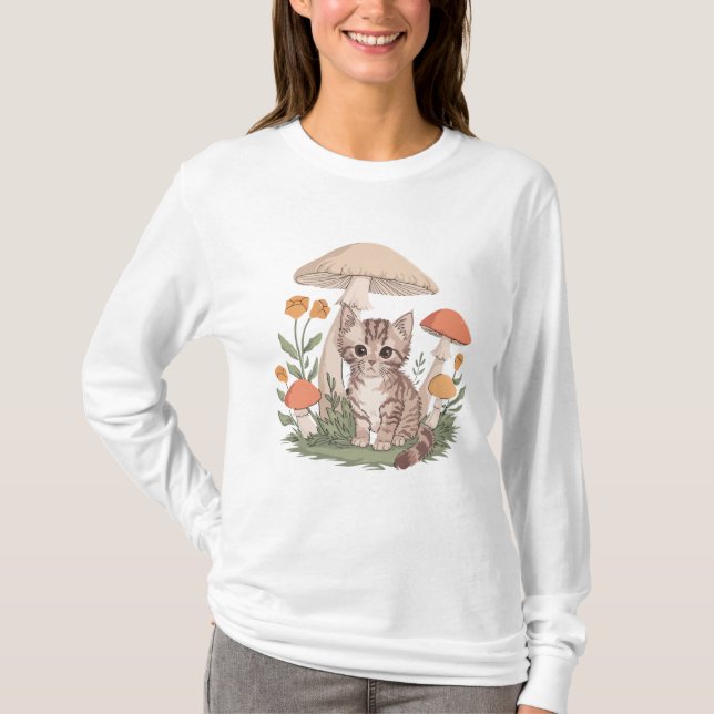 Niedlicher Tabby Kitten im Pilz- und Blume-Wald T-Shirt (Vorderseite)