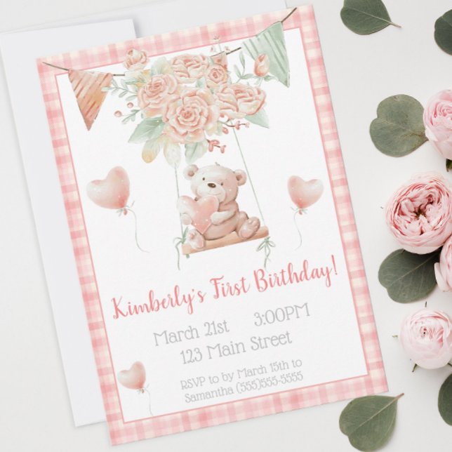 Niedlicher Teddy Bär Rosa Karierter Geburtstag Einladung (An adorable teddy bear birthday invitation for a little girl's birthday party.)