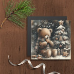 Niedlicher Teddy Bär Weihnachtsgrüßen Magnetkarte<br><div class="desc">Genießen Sie diese attraktive Magnet Grußkarte für sich selbst oder für das Geben als Geschenk. Dieses "Niedliche Teddy Bären Weihnachten"-Design befindet sich in der Nähe eines kleinen, dekorierten, schneebedeckten Weihnachtsbaumes mit einem goldenen Stern und Bauern. Er trägt einen karierten Schal, und in der dunkelschwarzen Entfernung kann man Schneeflocken fallen sehen....</div>