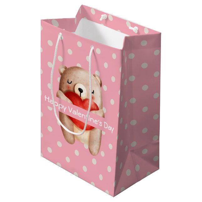 Niedlicher Teddybär, der ein Valentinisches Rotes  Mittlere Geschenktüte (Vorderseite Schrägansicht)