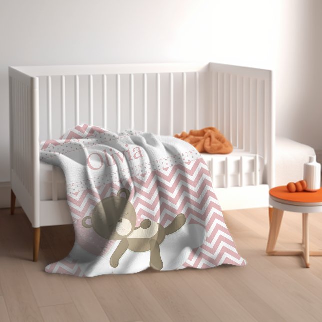 Niedlicher Teddybär mit benutzerdefinierter Monogr Fleecedecke (An adorable teddy bear blanket with pink chevrons and baby's name.)