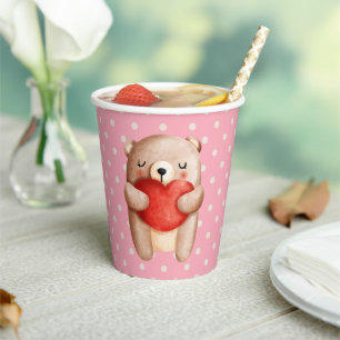 Niedlicher Teddybär mit einem roten Herz Pappbecher
