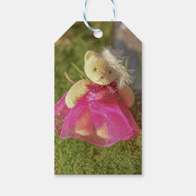 Niedlicher Teddybär mit rosa Kleid und Feder Geschenkanhänger (Vorderseite)