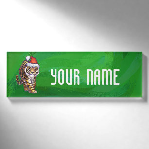 Niedlicher Tiger in der Weihnachtsmannmütze über g Namenschild
