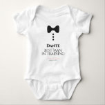 Niedlicher Trauzeuge bei der Ausbildung von Schwar Baby Strampler<br><div class="desc">Dieses lustige Baby-One-Stück ist als ein Gunst- oder Hochzeitsjunges konzipiert. Das Design zeigt ein Bild einer schwarzen Bogen-Krawatte und drei Tasten auf einem weißen Hintergrund. Der Text liest Trauzeuge in Training, und hat einen Ort, um seinen Namen, den Namen des Ehepaares und das Hochzeitsdatum einzugeben. Ideal für Mitglieder Ihrer Hochzeitsfeier,...</div>