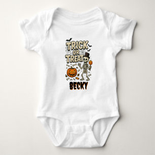 Niedlicher Trick oder Behandlung des Babys Baby Strampler