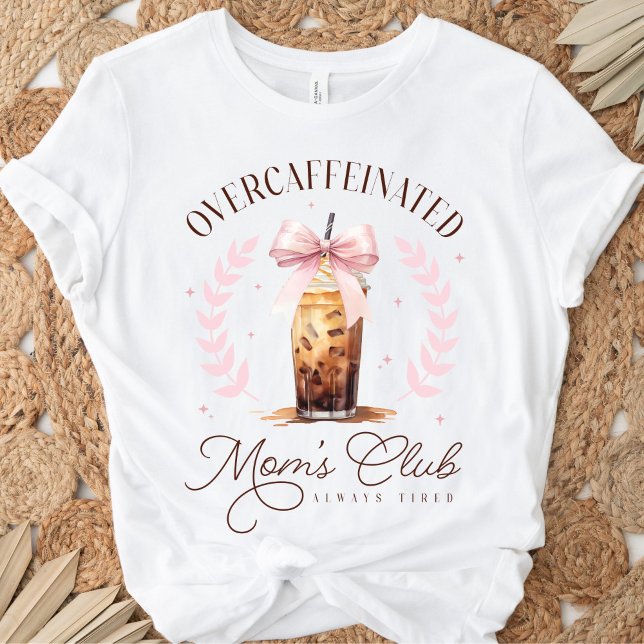 Niedlicher überkoffeinierter Mama Club Iced Coffee T-Shirt (Cute coquette Overcaffeinated Mom's Club Always Tired funny white t-shirt with iced coffee, pink bow)