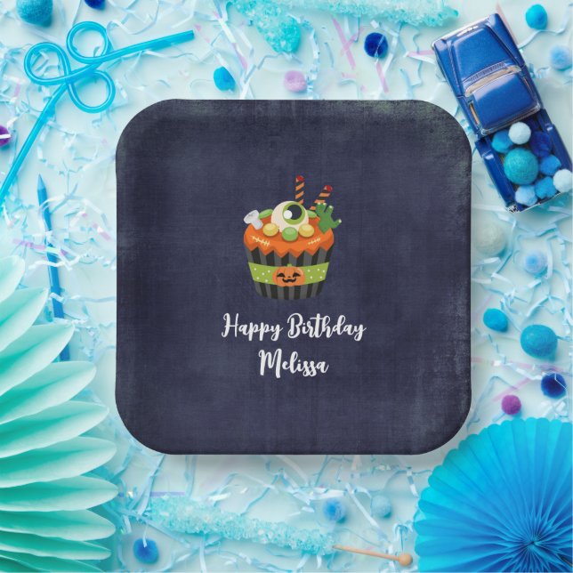 Niedlicher und cremefarbener Halloween-Cupcake zum Pappteller (Party)