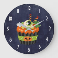Niedlicher und grauenhafter Halloween Cupcake mit 