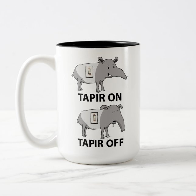 Niedlicher und lustiger Tapir auf Tapir weg Zweifarbige Tasse (Links)
