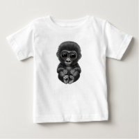 Niedlicher und neugieriger Baby-Gorilla