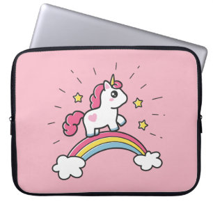 Niedlicher Unicorn auf einem Regenbogen-Entwurf Laptopschutzhülle